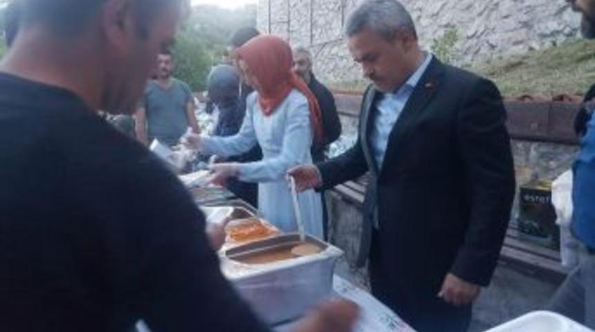 &Uuml;nal, &ldquo;ak Parti&rsquo;nin Yaptığı Hizmetler Takdirle İzlenmektedir&rdquo;