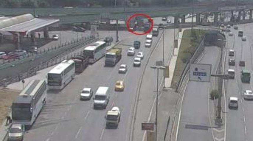 Kaldırımda Beklerken &Uuml;zerine Asans&ouml;r D&uuml;şt&uuml;.. O Anlar Kamerada