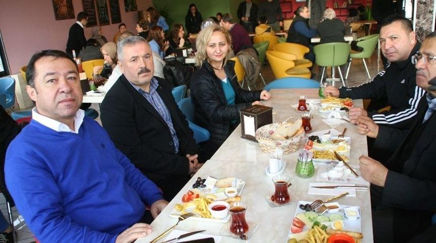 Kahvaltıda Vatandaşlar Ve Protokol Bir Araya Geldi