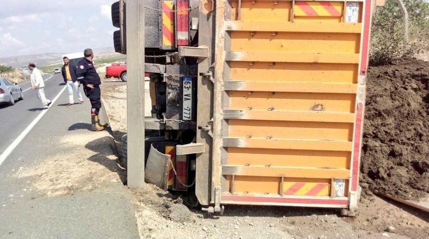 Devrilen Kamyonun S&uuml;r&uuml;c&uuml;s&uuml; Yaralandı