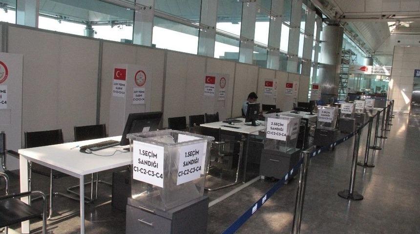 Atat&uuml;rk Havalimanı&rsquo;nda Oy Sandıkları Yerleştirildi