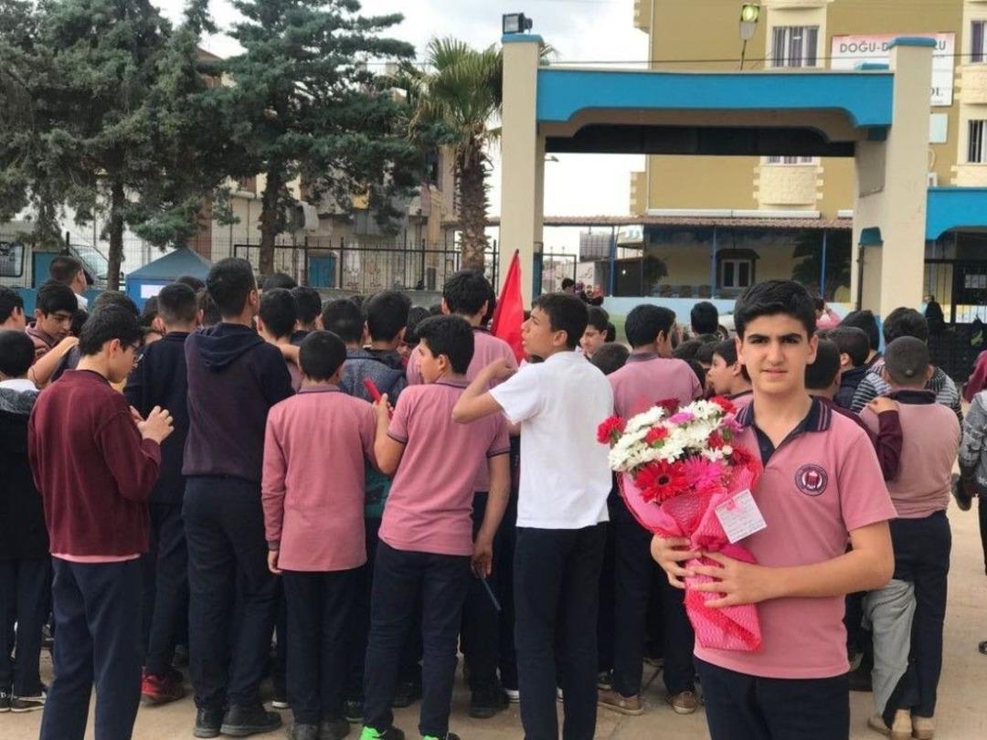 Okulda Kavga İhbarına Gelen Polise Pastalı S&uuml;rpriz