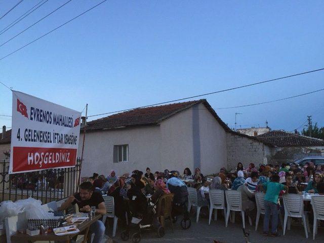 Gençler Organize Ettiği İftara Tüm Mahalle Katıldı