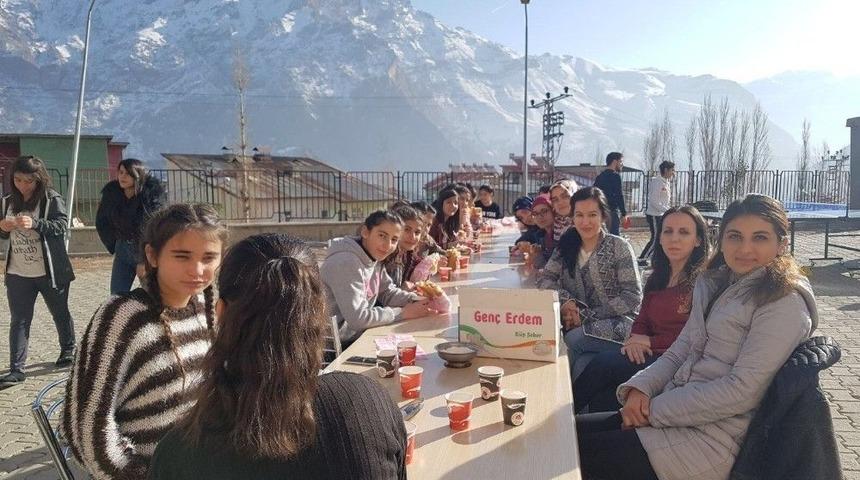 Karlı S&uuml;mb&uuml;l Dağı Manzaralı Piknik Keyfi