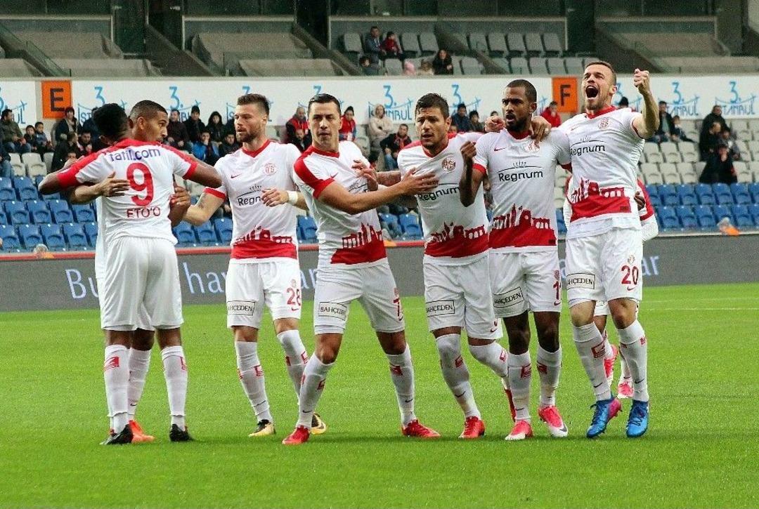 S&uuml;per Lig: Medipol Başakşehir: - Antalyaspor: 1 (ilk Yarı)