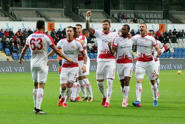 Süper Lig: Medipol Başakşehir: - Antalyaspor: 1 (ilk Yarı)