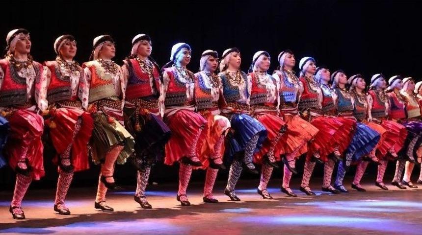 İlkokul &Ouml;ğretmenlerinden Halk Oyunları G&ouml;sterisi