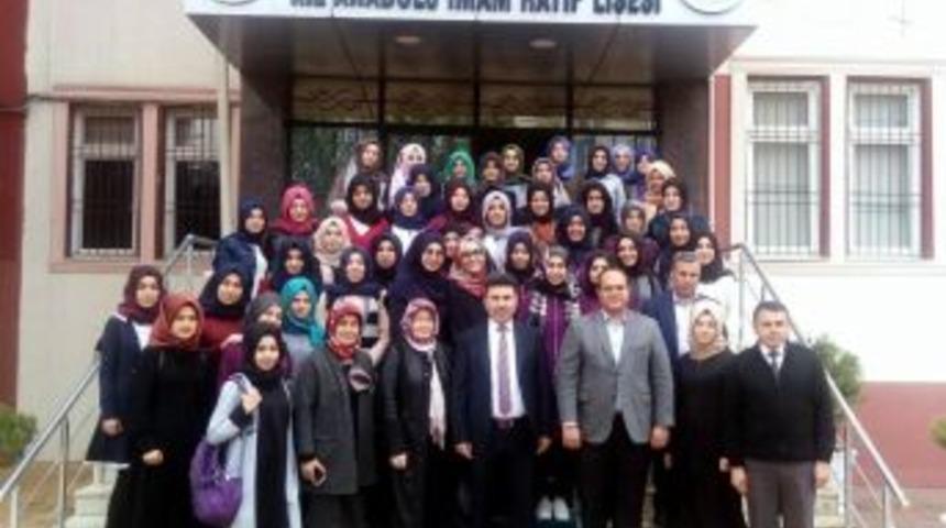 Rekt&ouml;r Karacoşkun &Ouml;ğrencilerle Bir Araya Geldi