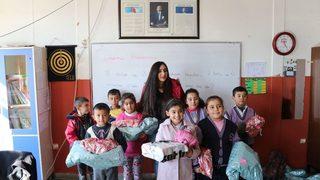 Üniversite Öğrencisinden İlkokul Öğrencilerine Yardım