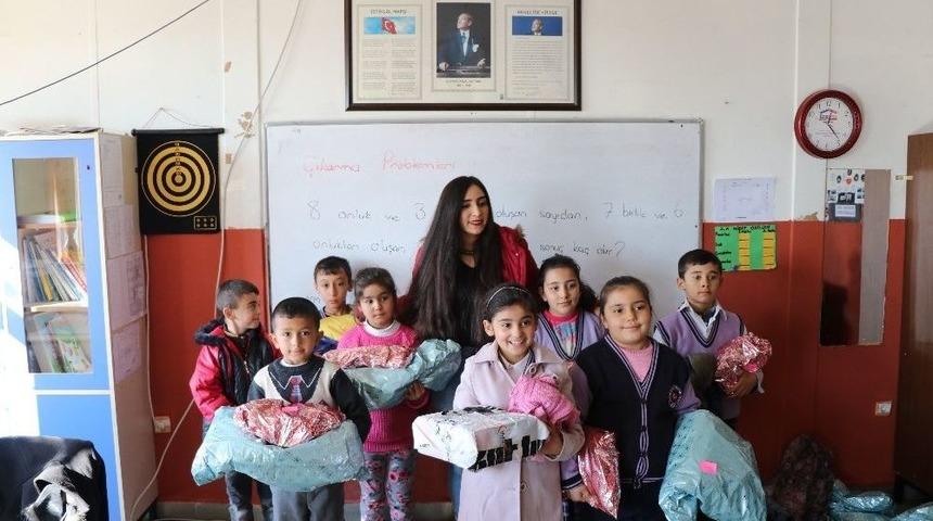 &Uuml;niversite &Ouml;ğrencisinden İlkokul &Ouml;ğrencilerine Yardım