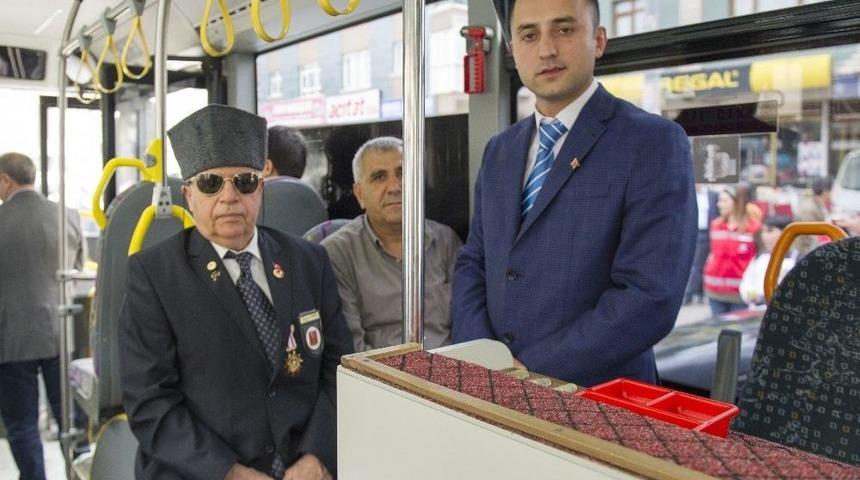 &Ouml;zel Halk Otob&uuml;s&uuml; Şof&ouml;r&uuml; Ve Muavininden Alkışlanacak Hareket