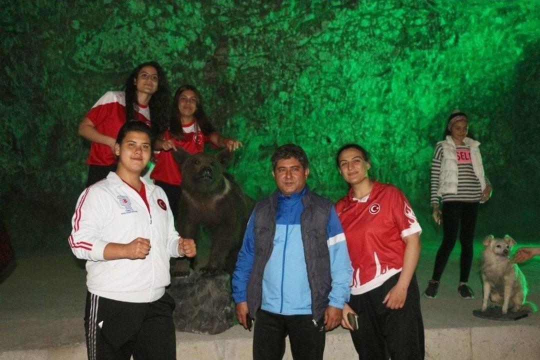 Milli Boks&ouml;rler Yerin 150 Metre Altında İdman Yaptı