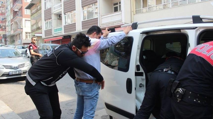 Uygulama İ&ccedil;in Okul &Ouml;n&uuml;ne Gelen Polisler İlk Aradıkları Kişide Esrar Ele Ge&ccedil;irdi