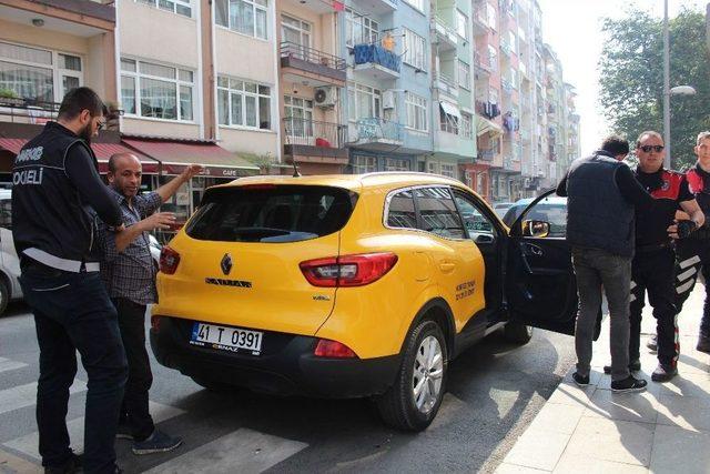 Uygulama İçin Okul Önüne Gelen Polisler İlk Aradıkları Kişide Esrar Ele Geçirdi