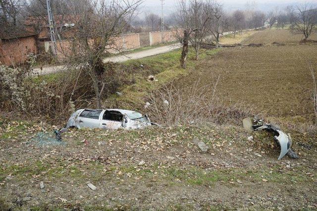 Hastaneye Giderken Tarlaya Yuvarlandılar: 4 Yaralı