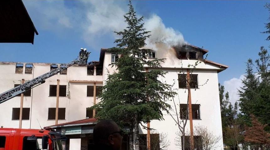 Eski Fetö Yurdunun Çatısı Yandı