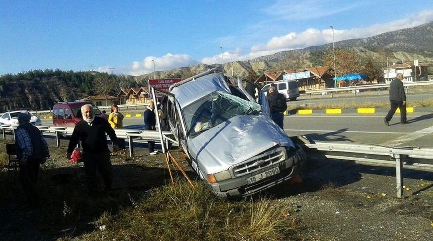 Kastamonu&rsquo;da Kamyonet Bariyerlere &Ccedil;arptı: 5 Yaralı