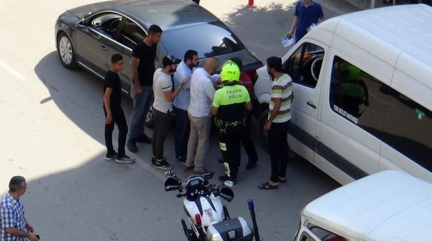 Kaza Sonrası Kavgaya Tutuştular