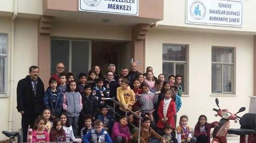 Burhaniye&rsquo;de Minik &Ouml;ğrenciler Engelliler Merkezini Ziyaret Etti
