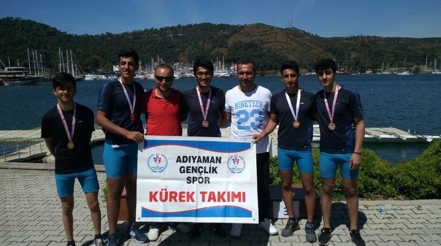 Adıyamanlı K&uuml;rek&ccedil;iler Madalyayla D&ouml;nd&uuml;