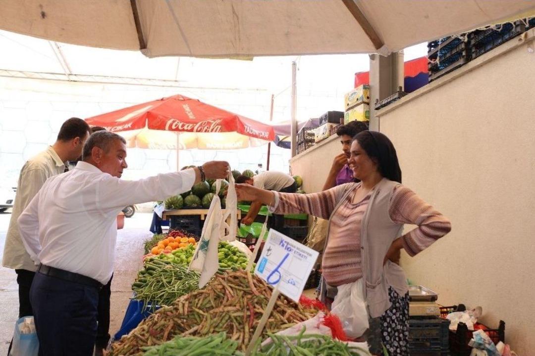 Başkan Kayalı, Pazar Yerinde Bez &Ccedil;anta Ve File Dağıttı