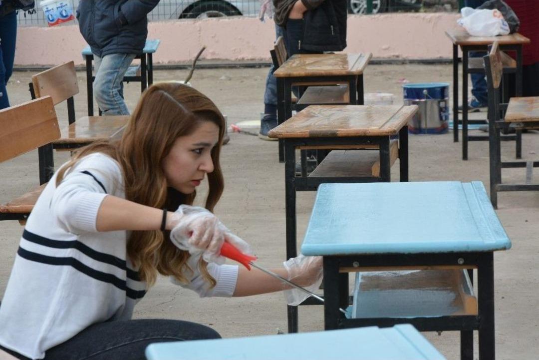 &Ouml;ğretmenler Sıra Ve Masaları Rengarenk Boyadı