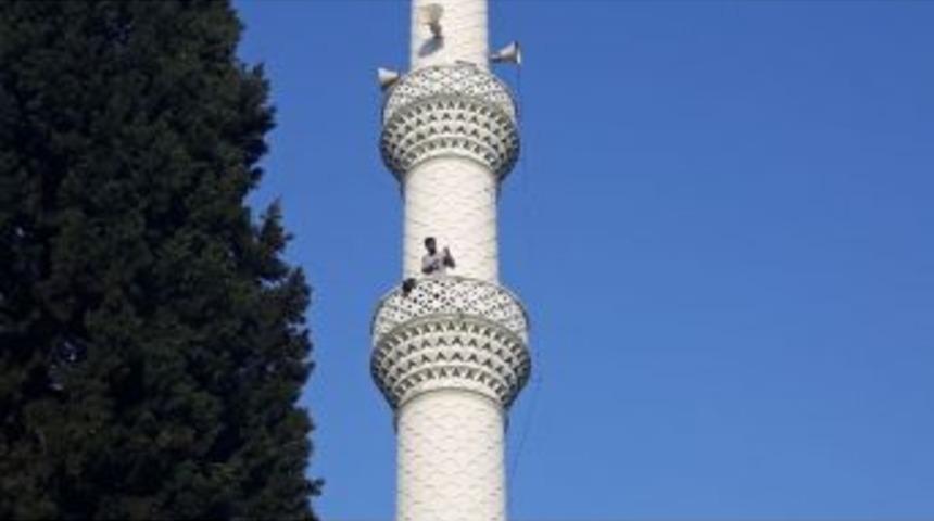 Pompalı T&uuml;fekle Minareye &Ccedil;ıktı, Vatandaşlara Ateş A&ccedil;tı