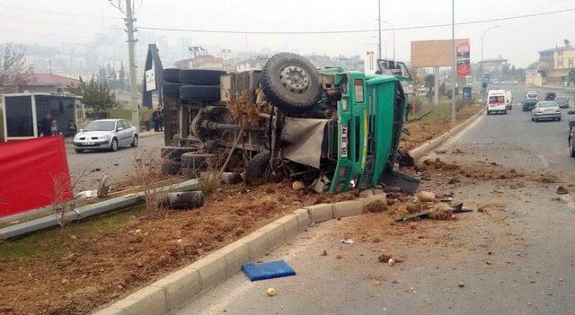 Freni Patlayan Kamyon Refüje Çarpıp Devrildi: 1 Yaralı