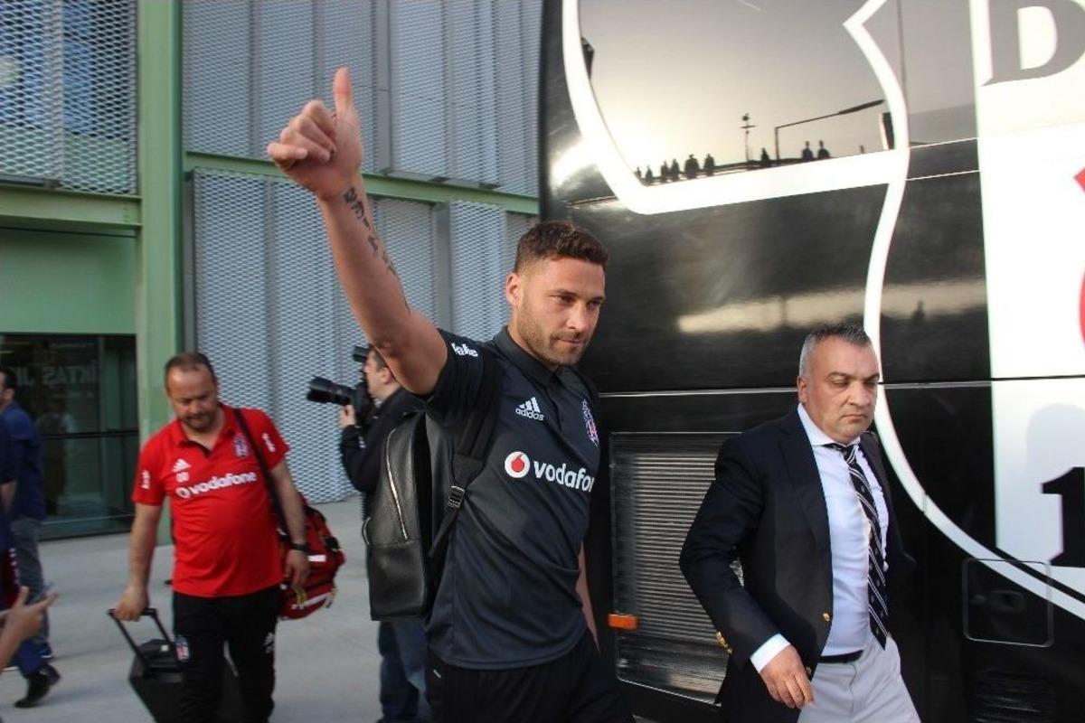 Beşiktaş&rsquo;a İzmir&rsquo;de Coşkulu Karşılama