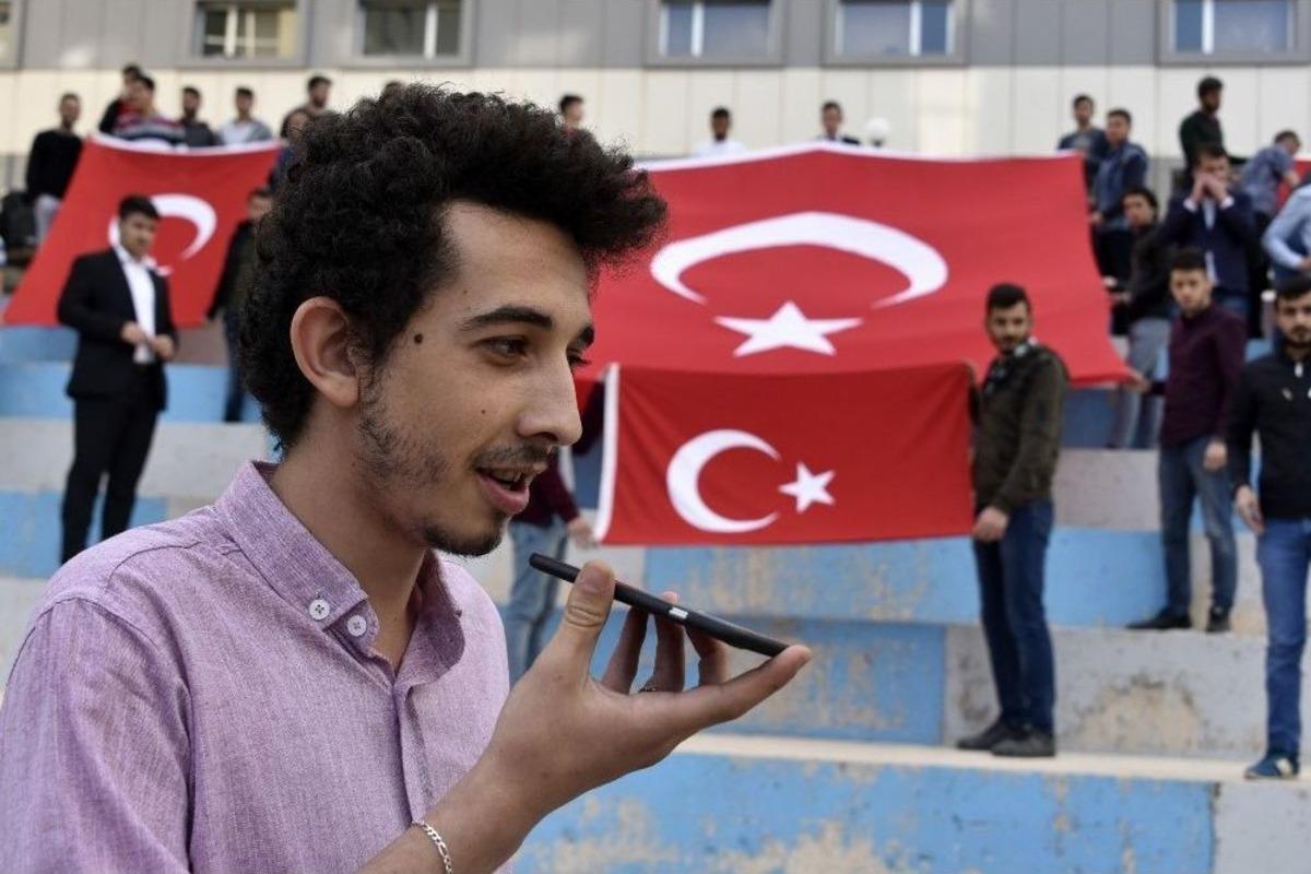 &ldquo;kavga Var&rdquo; Diye &Ccedil;ağırdıkları Polislere Pasta Kestirdiler