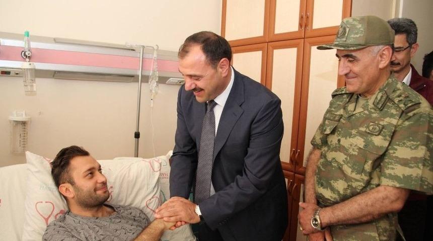 Vali Kaldırım, Yaralı Mehmet&ccedil;iği Ziyaret Etti