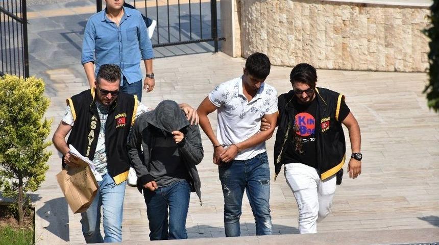 Yaşlı &Ccedil;iftin &Ccedil;antasını &Ccedil;alan 2 Kişi Yakalandı