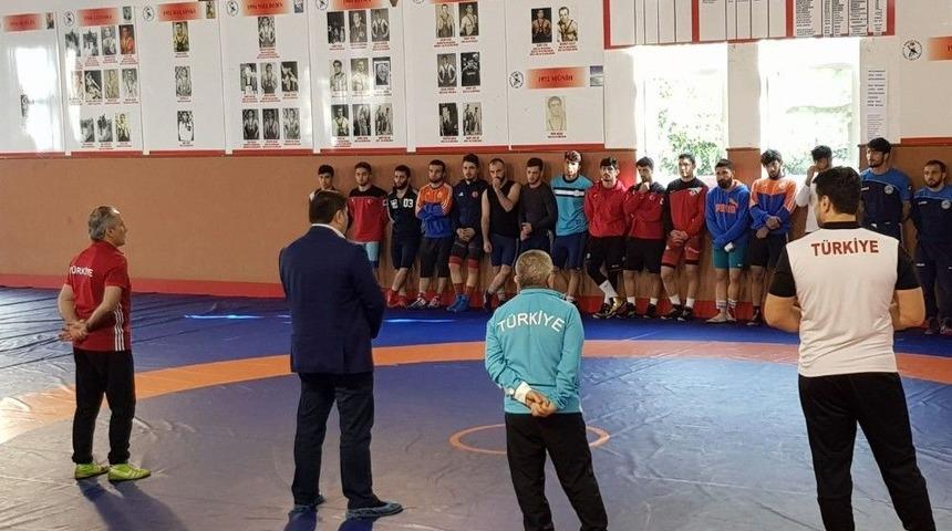 Musa Aydın’dan Milli Güreşçilere Moral Ziyareti