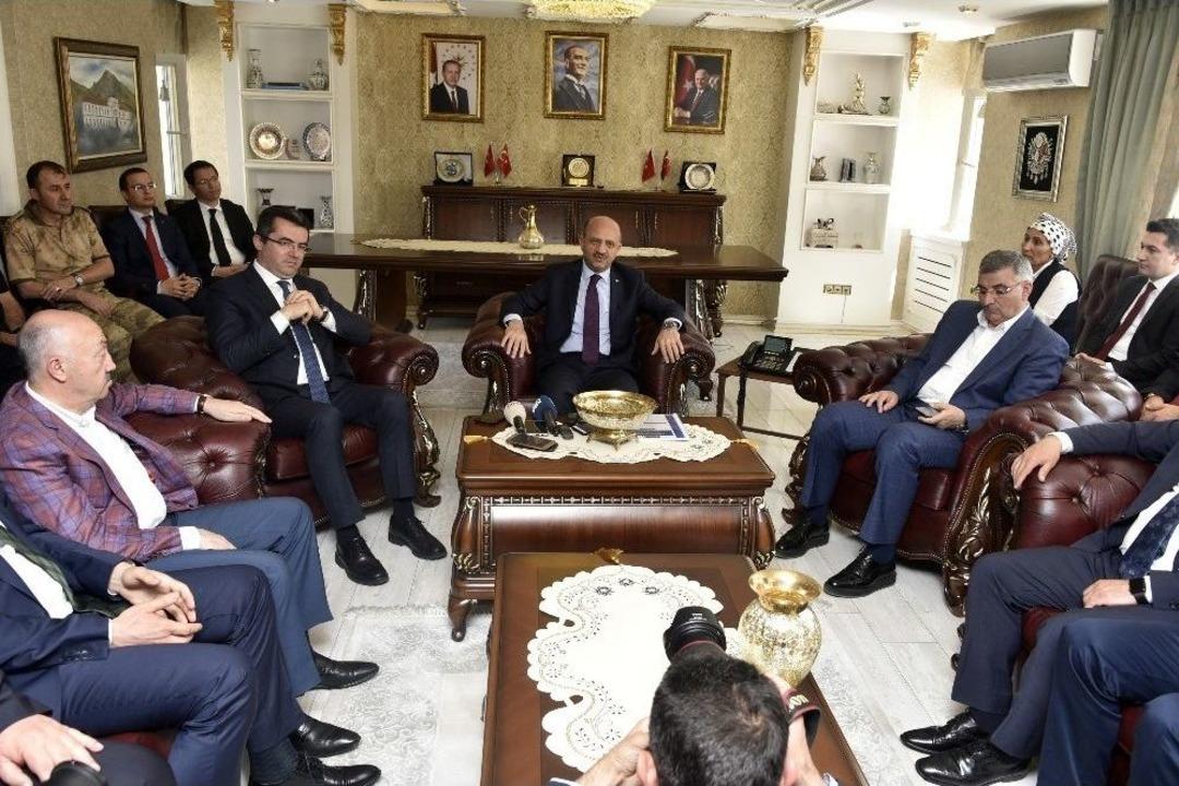 Başbakan Yardımcısı Fikri Işık G&uuml;m&uuml;şhane&rsquo;de