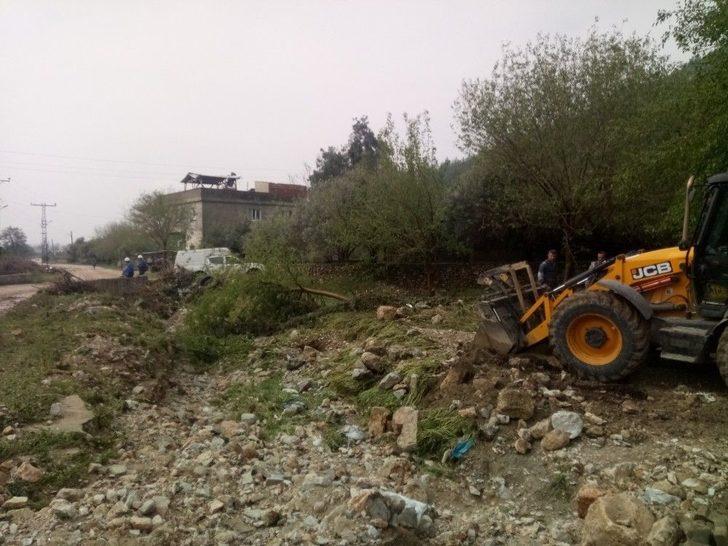 Fırtına Adana’da Ağaçları Kökünden Söktü G5