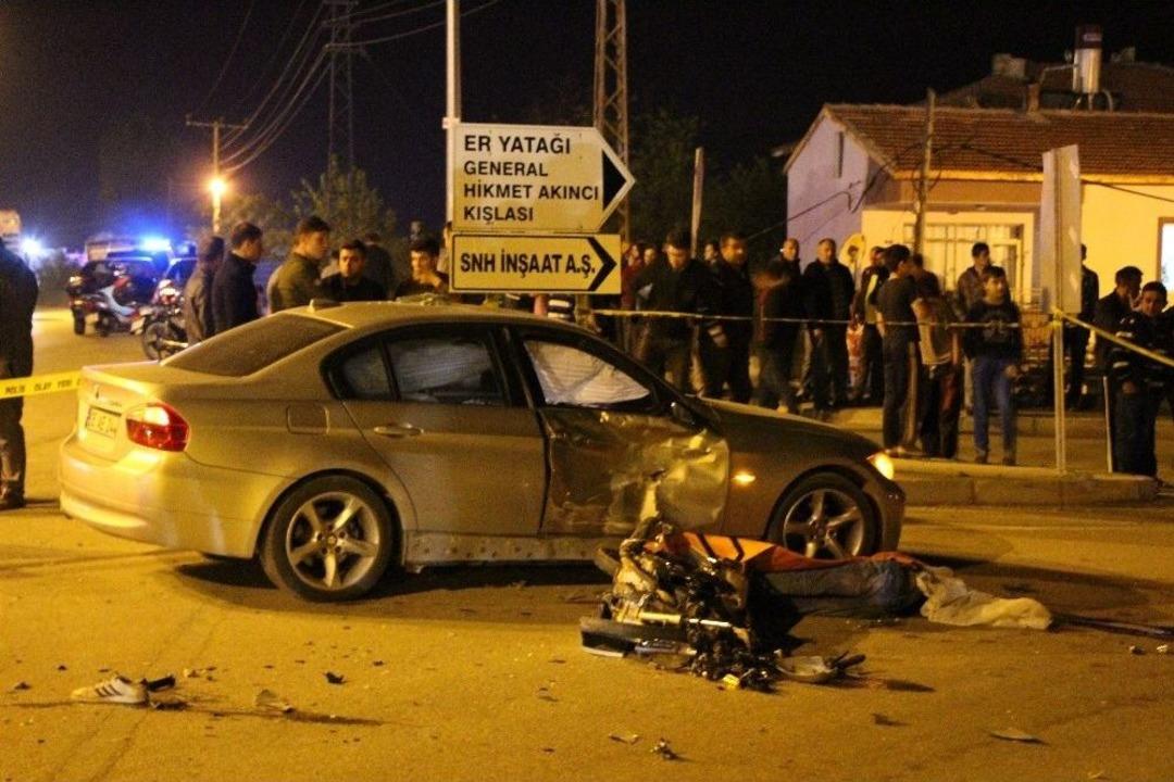 Motosikletle Otomobil &Ccedil;arpıştı: 1 &Ouml;l&uuml;, 2 Yaralı