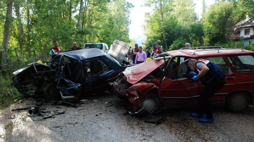 İki Otomobil Kafa Kafaya &Ccedil;arpıştı: 1 &Ouml;l&uuml;, 12 Yaralı