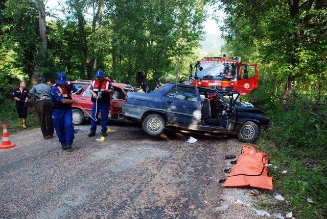 İki Otomobil Kafa Kafaya Çarpıştı: 1 Ölü, 12 Yaralı