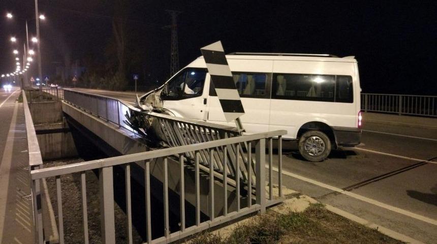 Minib&uuml;s Bariyerlere &Ccedil;arptı: 1 Yaralı