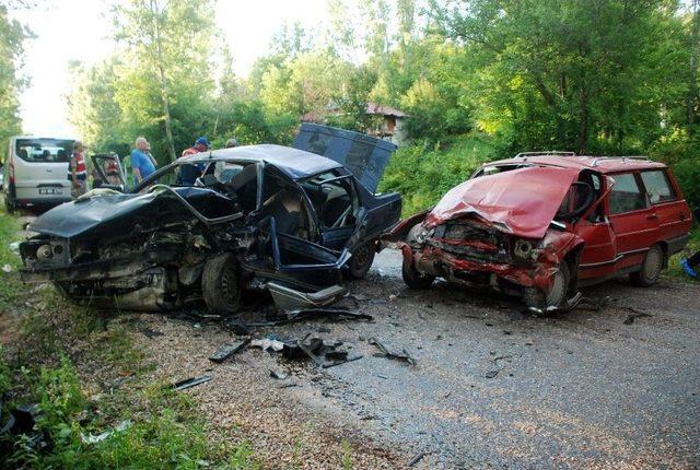 İki Otomobil Kafa Kafaya Çarpıştı: 1 Ölü, 12 Yaralı