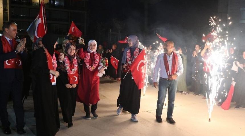 D&uuml;nya Şampiyonu İzmit İmam Hatip Lisesi Kızlarına Okulda Coşkulu Karşılama