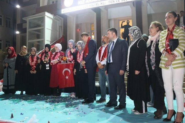 Dünya Şampiyonu İzmit İmam Hatip Lisesi Kızlarına Okulda Coşkulu Karşılama