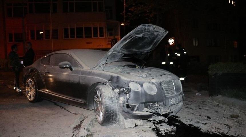 Kaldırıma &Ccedil;arpan L&uuml;ks Otomobil Alev Aldı