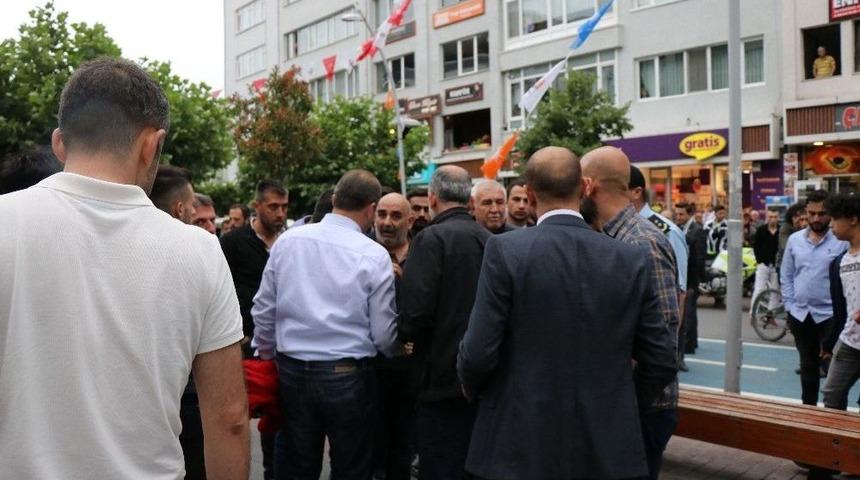 Hdp&rsquo;liler İle Karşıt G&ouml;r&uuml;şl&uuml; Grup Cadde Ortasında Birbirine Girdi