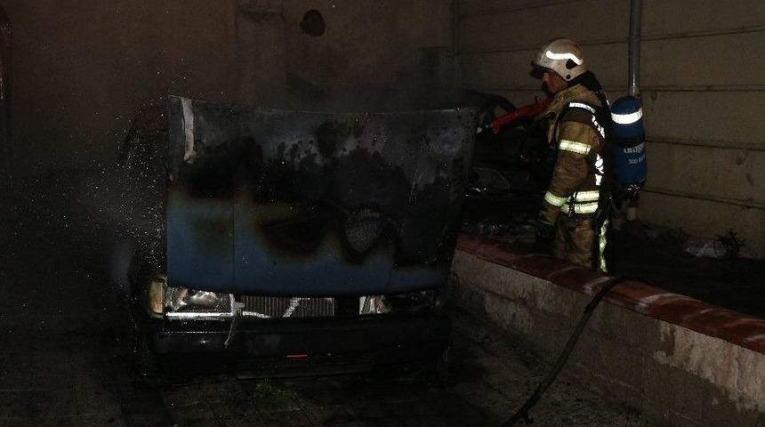 Park Halindeki Otomobil Alev Alev Yandı