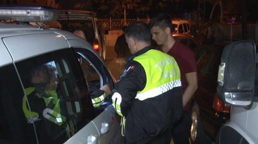 Ehliyetsiz Gen&ccedil; S&uuml;r&uuml;c&uuml; Polise Yakalanınca &ldquo;babama Bir Şey Olacak Mı?&rdquo; Diye Sordu