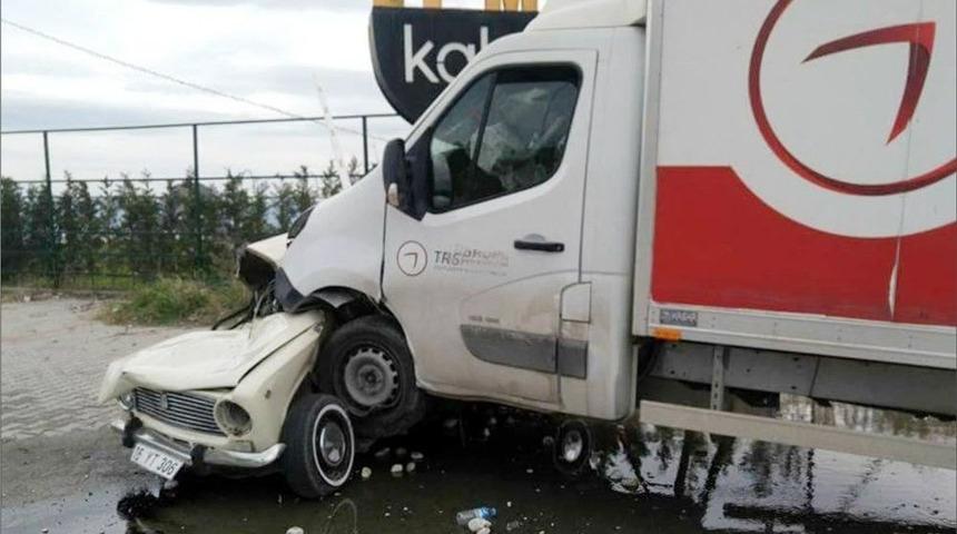 Kamyonet Park Halindeki Araca &Ccedil;arptı 3 Yaralı