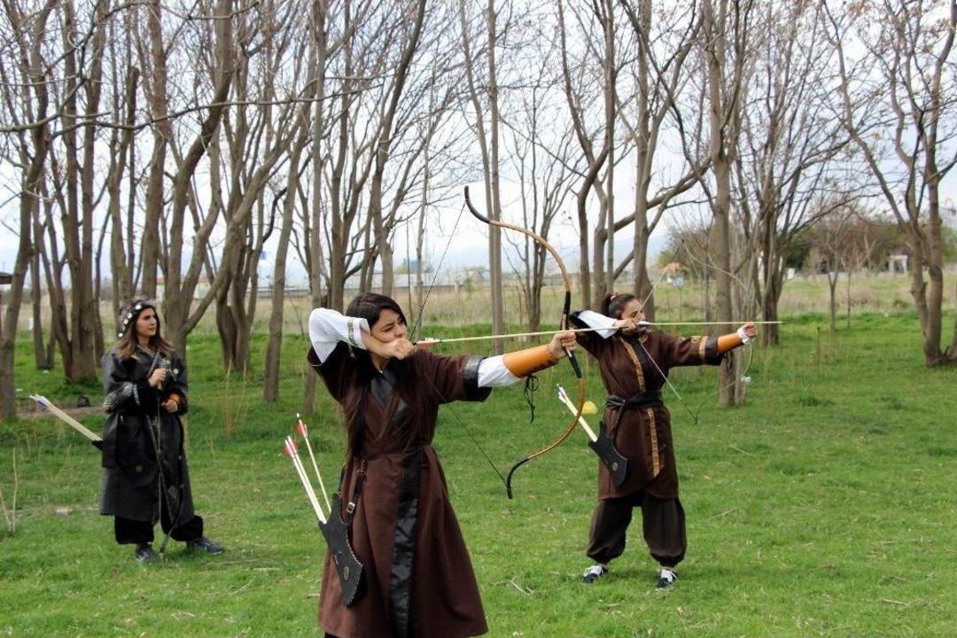 Kızlar At &Uuml;st&uuml;nde Ok Atıp Şampiyonaya Hazırlanıyorlar