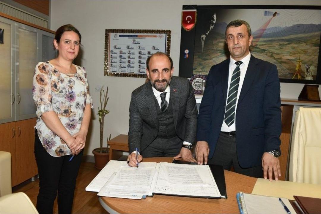 H&uuml;mahatun Evleri Hak Sahiplerine Başkan Edebali&rsquo;den M&uuml;jde