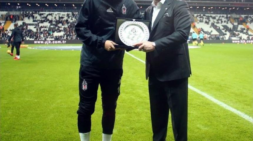 Oğuzhan &Ouml;zyakup&rsquo;a Plaket Verildi